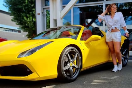 Con una Ferrari en la ciudad de Maranello, lugar al que se mudó para cumplir su sueño