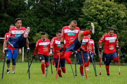Con una fortaleza de espíritu sorprendente, 15 costarricenses se entrenaron hasta el límite de sus fuerzas para representar al país en la Copa Mundial de Fútbol para Amputados