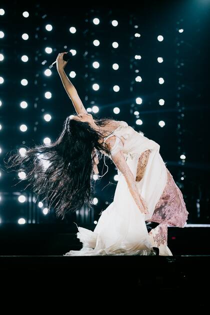 Con una fuerte presencia escénica y múltiples cambios de vestuario, Espósito deslumbró a sus fans con un show de dos horas cuarenta minutos