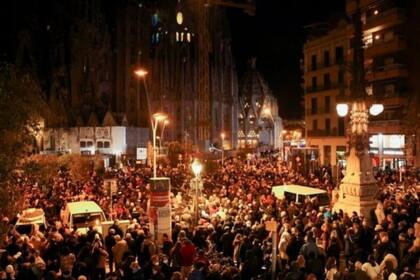 Con una gran fiesta popular en las calles y al interior de la basílica católica, cientos de personas se congregaron para la misa y el encendido de la estrella