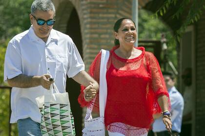 Con una gran sonrisa, Pantoja sale de la prisión