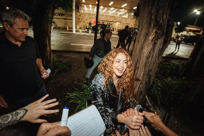 Con una gran sonrisa, Shakira se acercó a sus seguidores en Ezeiza, agradeciendo su apoyo incondicional