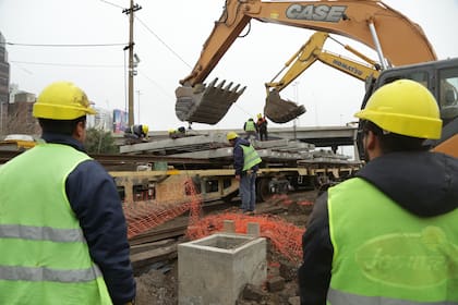 Con una grúa se descargan los durmientes de hormigón que son utilizados para la nueva parrilla ferroviaria