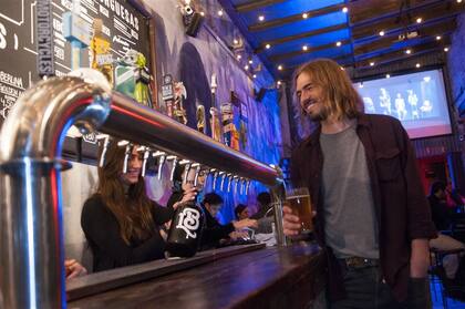 Con una honey beer en mano, Marcos Micozzi espera a que llenen su growler en La Birrería, de Palermoj