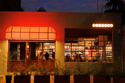 Con una iluminación casi cinematográfica, el nuevo espacio se levanta en pleno barrio de Villa Crespo.