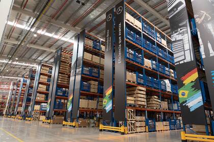 Con una inversión de 110 millones de dólares, la nueva instalación optimiza la distribución de autopartes y sienta las bases para una fábrica prevista para 2026.