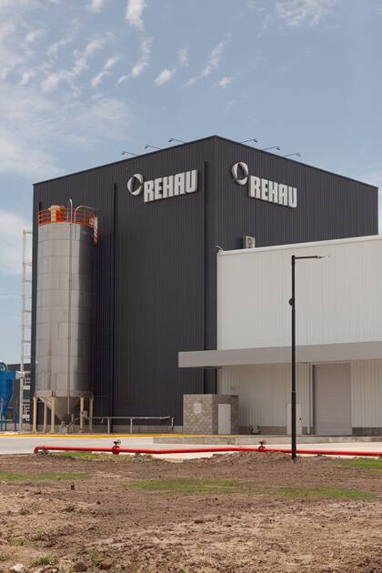 Con una inversión de 17 millones de dólares, la planta Rehau en Pilar potenciará la producción local y regional.