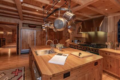Con una isla de doble pileta, la cocina es uno de los lugares más amplios de la casa
