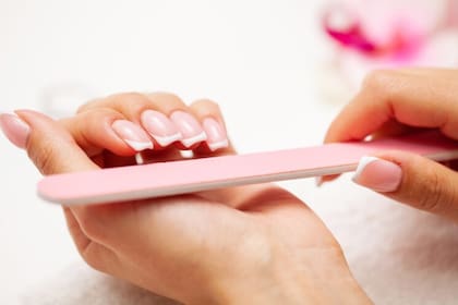 Con una lima de uñas de grano fino, hay que limar suavemente la capa superior del esmalte en gel hasta eliminarlo por completo