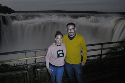 Con una mano, Santiago la abraza y con la otra, sostiene fuerte el anillo