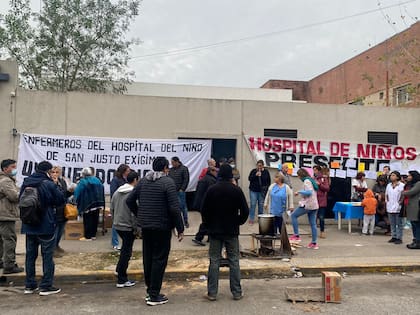 Con una olla popular frente a la guardia del hospital, los trabajadores denunciaron la renuncia masiva de médicos y enfermeros que, según precisaron, ya suma más de 40 profesionales que dejaron sus cargos