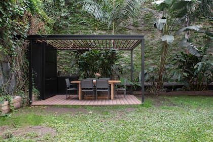 Con una pérgola liviana de tubos estructurales (preparada para recibir un policarbonato a futuro, si se quisiera), deck y listones de WPC (Mundo Terrazas), generan un entorno inmersivo en el jardín al resguardo