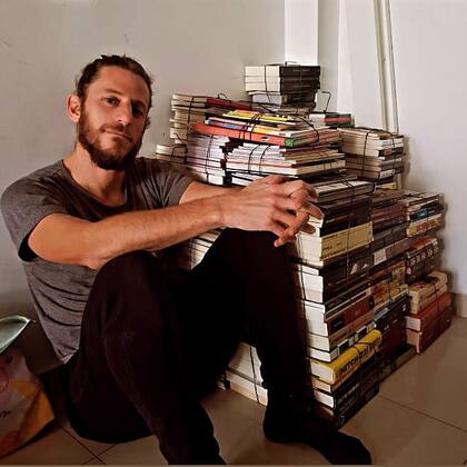 Con una pila de libros al lado, Leonardo Di Lorenzo encontró un camino alternativo en su carrera como futbolista