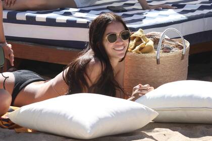 Con una sonrisa de oreja a oreja y súper relajada, Zaira Nara disfrutó del sol de Punta en familia y con amigas