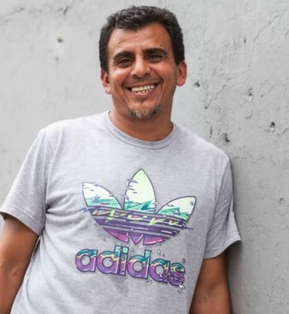 Con una sonrisa y relajado, Monserrat disfruta su vida tras retirarse del fútbol