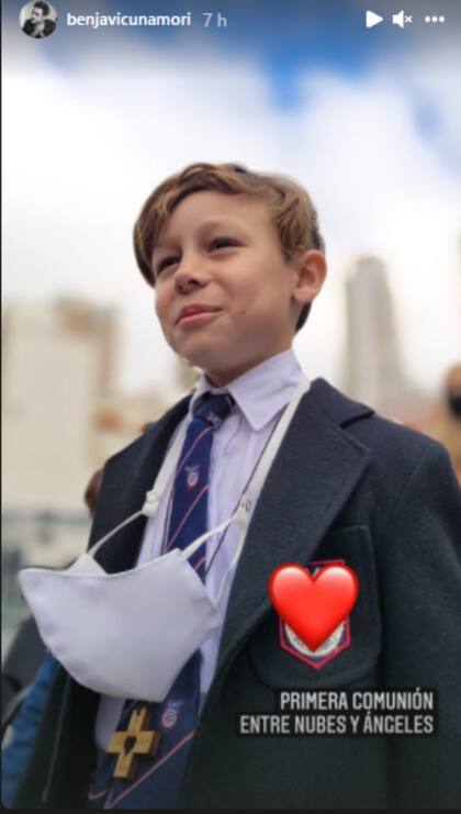 Con una tímida sonrisa, Beltrán lució un elegante traje de vestir con saco y corbata para tomar la primera comunión