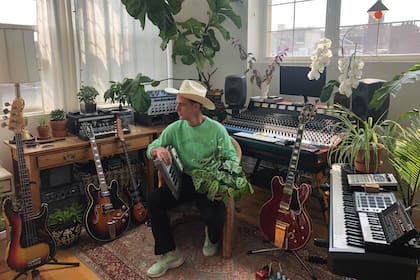 Con una trayectoria artística de más de 15 años como productor de bandas, Iván Díaz Mathé comenzó a experimentar con las plantas y se encontró con un mundo sensorial impensado.
