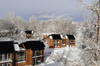 Con una ventana de producción limitada por el clima, los 20 lodges del Refugio ubicado a diez minutos de Chapelco debían construirse en tiempo récord. El steel framing fue la solución.