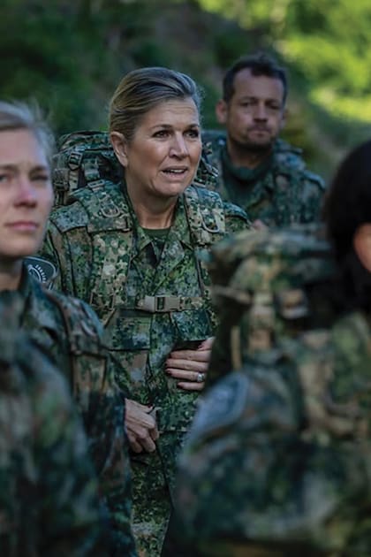 Con uniforme camuflado y una mochila, hizo un largo trayecto por esta zona boscosa de la región de Limburgo.