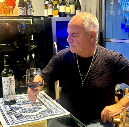 Con uno de sus vinos de Altar Uco