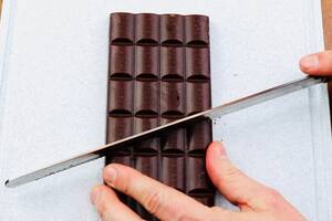 El truco para robar un pedacito de chocolate sin que el otro se dé cuenta
