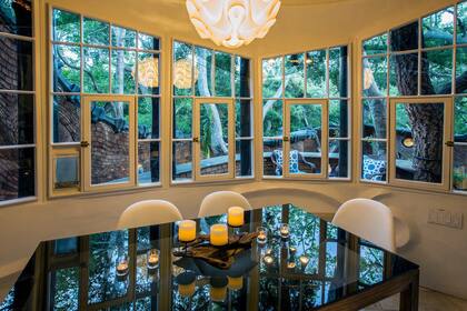 Con ventanales asimétricos, el espacio interior goza de plena luz natural