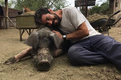 Con Victoria, una chancha rescatada del maltrato y con la que hizo un vínculo especial.