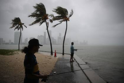 Con vientos de 112 km/h, dejó miles de habitantes sin electricidad; se esperan fuertes lluvias