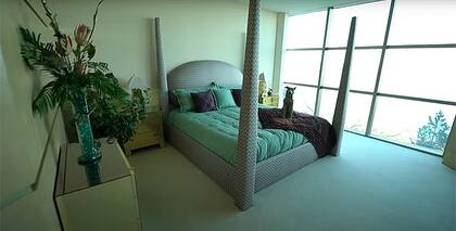 Con vista al lago Table Rock y paredes pintadas en verde suave, una de las habitaciones de la Evergreen Crystal Palace combina amplitud y luz natural, en contraste con la estética general de la mansión