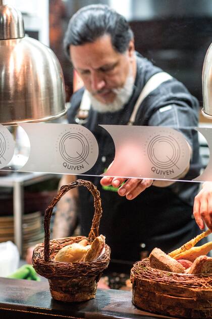 Con vista al Nahuel Huapi, Pablo Quiven presenta su cocina en versión menú degustación.