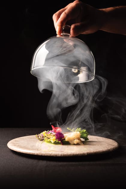 Con vista al Nahuel Huapi, Pablo Quiven presenta su cocina en versión menú degustación.