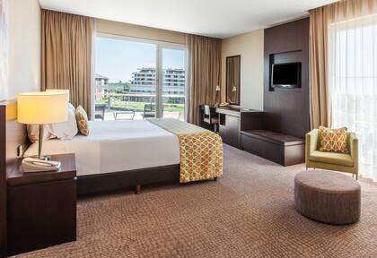 Con vista directa a la bahía de Nordelta, hospedarse en este hotel se sentirá enseguida como salir de viaje.