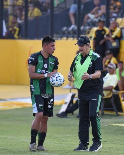 Con Walter Perazzo como entrenador, Nueva Chicago logró su primera victoria en la Primera Nacional ante Mitre de Santiago del Estero