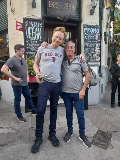 Conan O’Brien en su visita a Buenos Aires también pasó por El Banderín