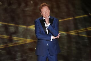 Conan O'Brien interpreta a la tía Gladys y lanza dardos a la IA y a Chalamet en los Oscar 2026