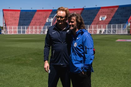 Conan O'Brien posando junto a Rubén Darío Insúa