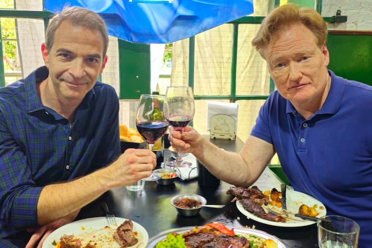 Conan O’Brien sorprendió al almorzar en una de las parrillas barriales más conocidas de Buenos Aires