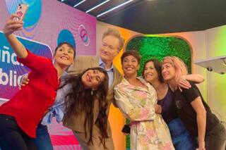 Como parte de su visita a la Argentina, Conan O´Brien presentó noticias en la TV Pública