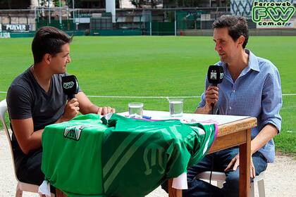 Concediendo una entrevista a un medio partidario en el estadio verdolaga; Simón sigue amargándose por su Ferro Carril Oeste.