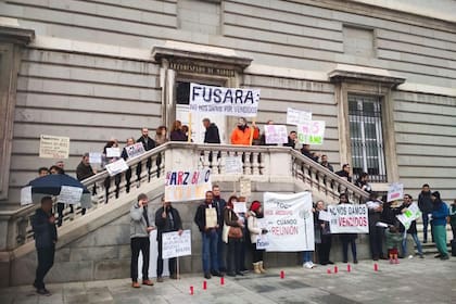 Concentración ante el Arzobispado de Madrid de las vecinas afectadas por la venta turbia de los bloques de Fusara 