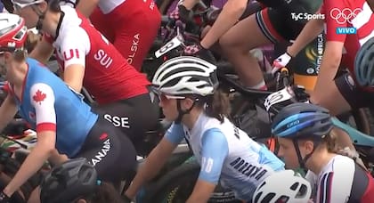Concentración antes de la partida: Sofía Gómez Villafañe va por la gloria sobre su bicicleta de montaña