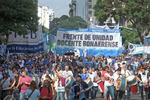 Concentración de docentes bonaerenses frente al Congreso de la Nación para marchar hasta la vecina Casa de la Provincia de Buenos Aires en reclamo de un aumento salarial superior al ofrecido