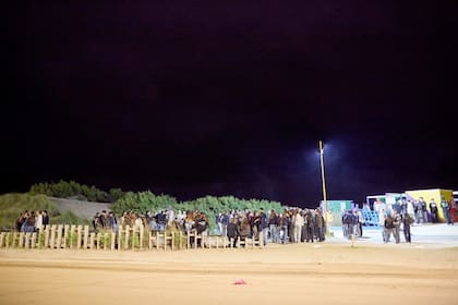 Concentración de jóvenes en la Avenida del Mar y Del Caracol, en la entrada y boletería del complejo de toboganes de agua de Pinamar, un punto del frente costero donde se reúnen quienes no ingresan a los boliches durante la madrugada