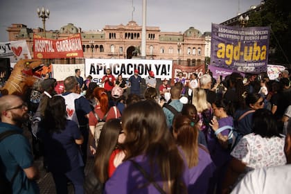 Concentración de trabajadores del Hospital Garrahan por la falta de aplicación de la ley de emergencia pediátrica