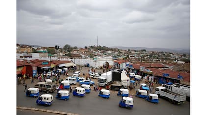 Concentracion de tuk-tuks (colectivos) fuera de la ciudad amurallada de Harar