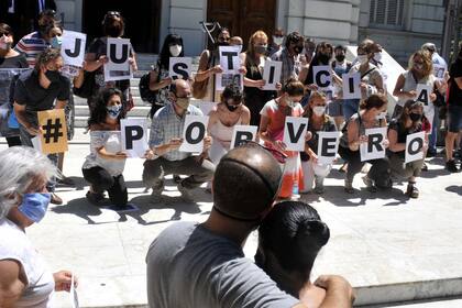Concentración frente a los tribunales platenses para pedir el esclarecimiento del femicidio de la abogada Verónica Dessio, degollada el 24 de diciembre