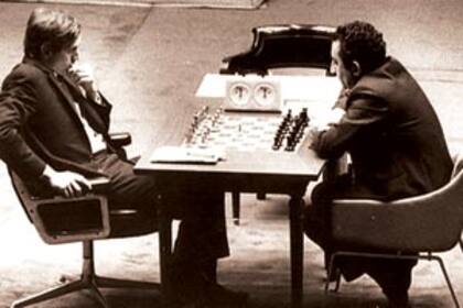 Otra escena de Fischer vs. Petrosian en 1971; el estadounidense ya abrió la partida y el armenio piensa su respueta.