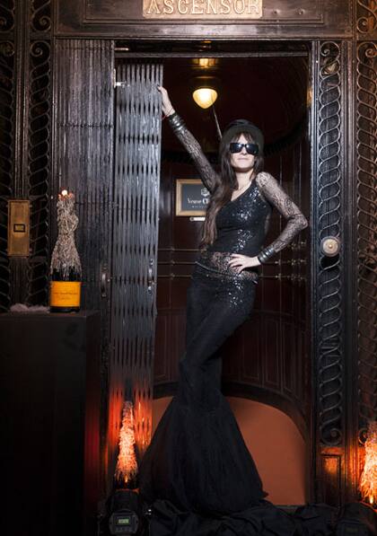 Concepción Cochrane Blaquier, espectacular con un vestido que jugaba con las transparencias, galera y gafas oscuras