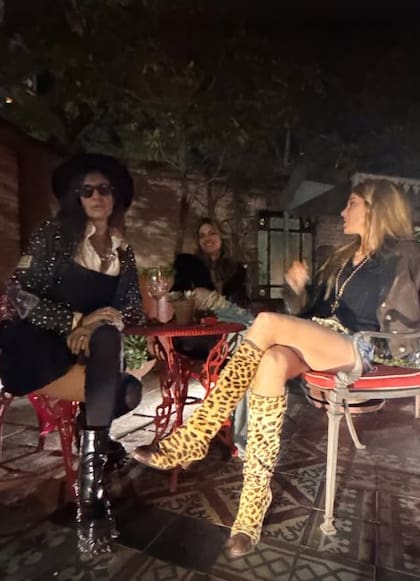 Concepción Cochrane Blaquier, Natalia Graciano y María Campos en el Faena, antes del show de Depp