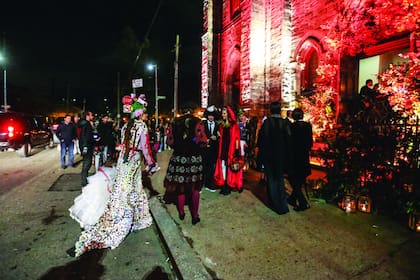 Concepción Cochrane Blaquier –prima de la novia, íntima de Tatiana Santo Domingo y “celestina” de la pareja– se hizo un vestido con más de trescientos caramelos.